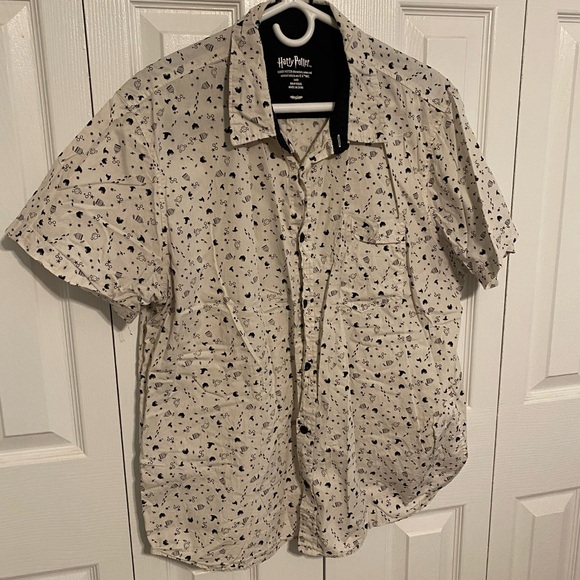 Bundle of 4 Harry Potter Shirts (3 T-Shirts and 1 Button Down T-Shirt) 🪄✨⚡️ - Picture 11 of 13